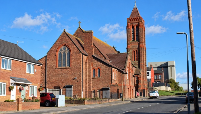 英倫紅磚教堂街景。（翻攝自FB@Save the Parish）